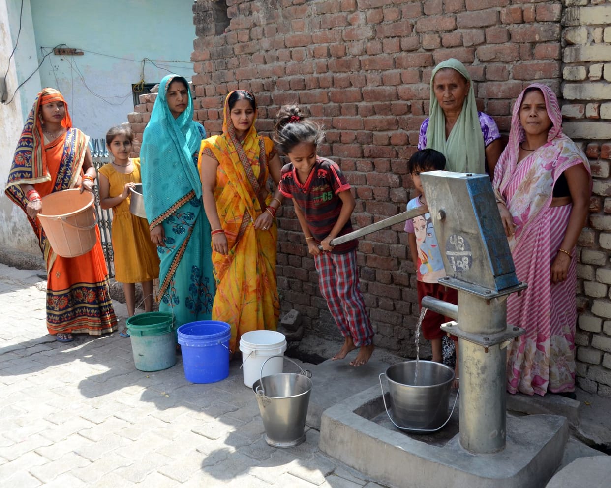 Aligarh: Five thousand people relying on a hand pump