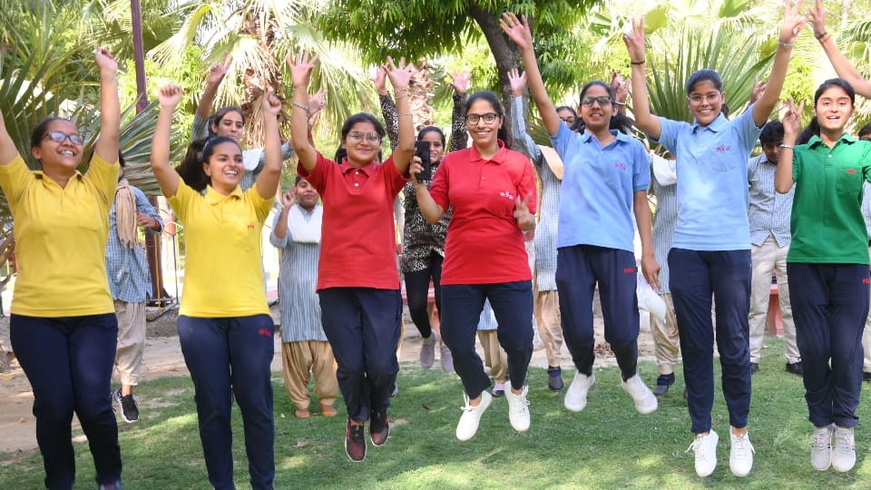 Daughters waved in top-3, 12 daughters were included and only one son