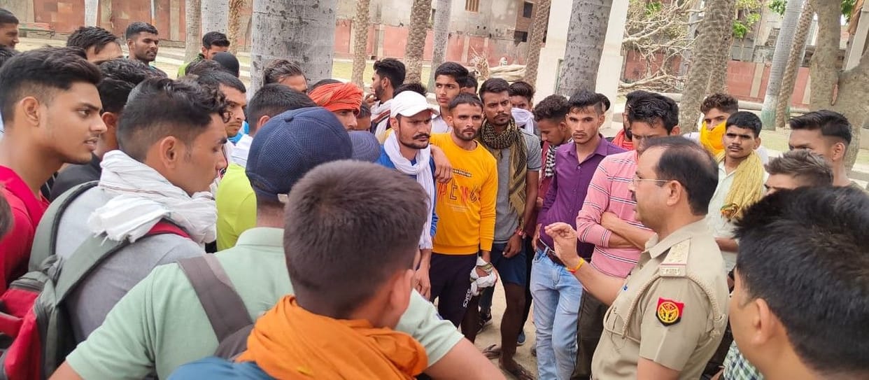 Hathras: The youth gathered to oppose the Agneepath scheme, returned after convincing