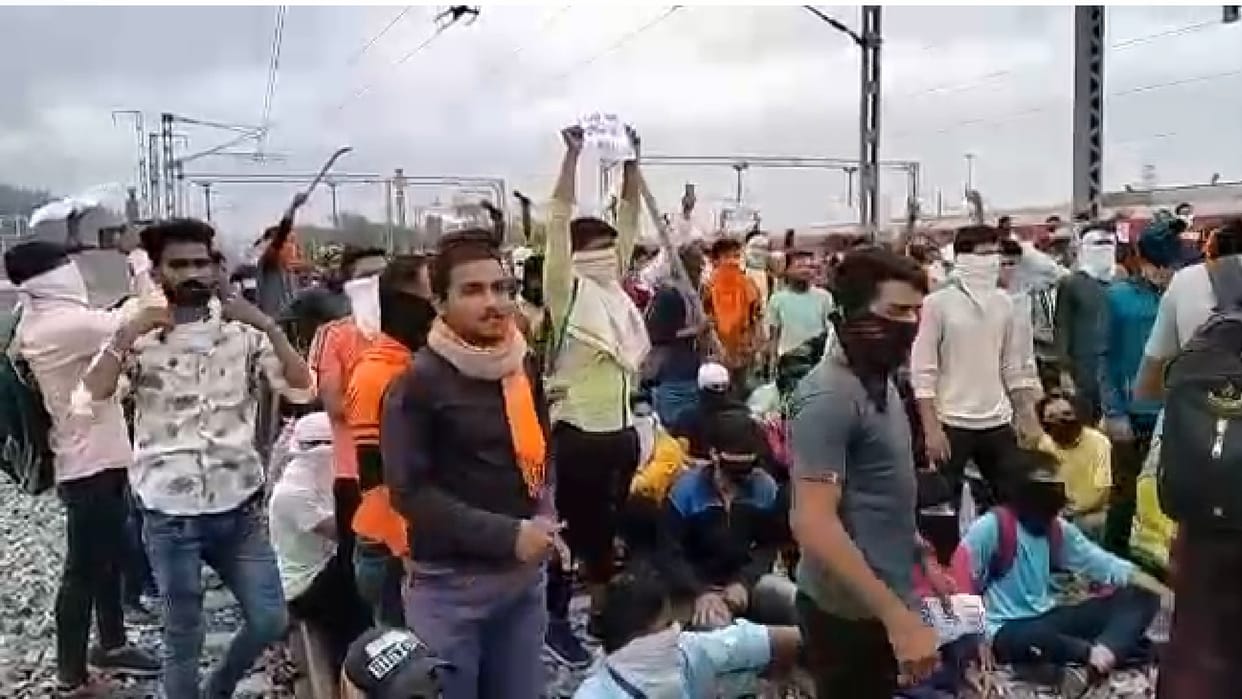 Agneepath Protest: Agneepath protested in Indore, youth stopped train, police used force