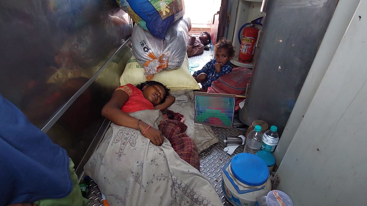 Danapur-Anand Vihar Express stood at Zamania station for eight and a half hours