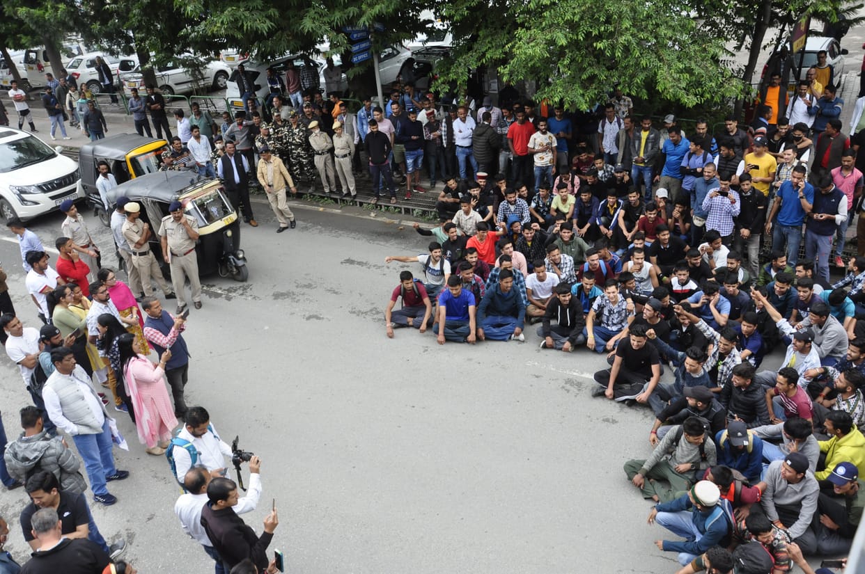 Chakka jam, hoardings torn, police and youth scuffle