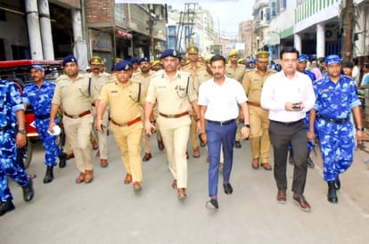 डीएम और कमिश्नर ने रूट मार्च किया 