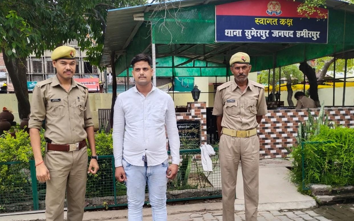 a youth arrested for collecting on the highway by becoming a fake SDM in Hamirpur 