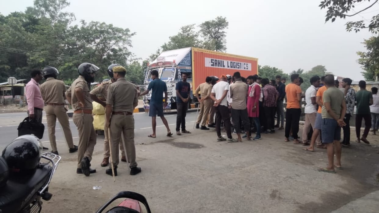 Agneepath Scheme Protest Youths gathered on highway to protest against Agneepath scheme in Kushinagar