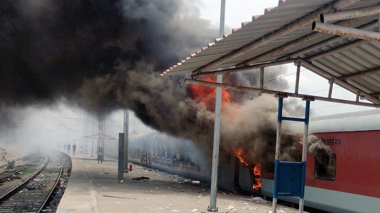Agneepath Scheme Protest: Attack on Bihar Deputy CM House Fire in Train See Violence in Photos From UP to Bihar