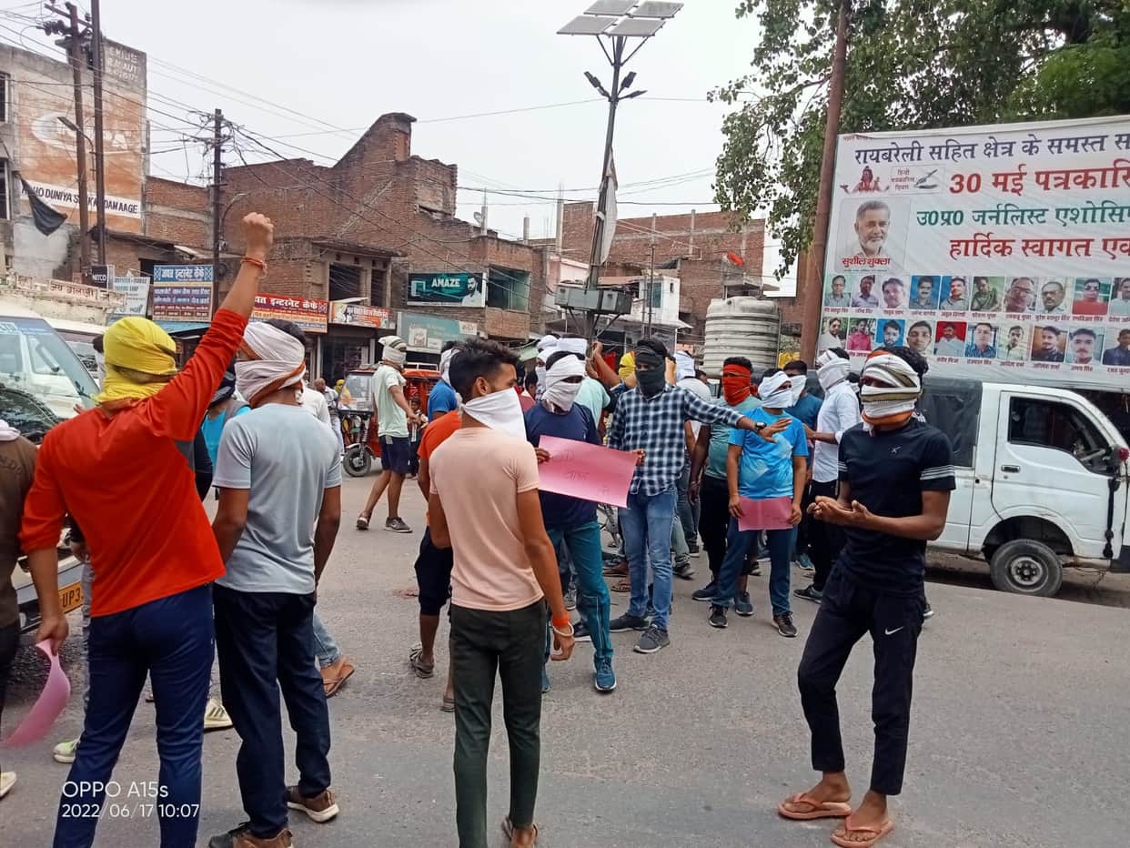 Agnipath Yojana Protest: There is a ruckus in UP, youth are protesting by jamming the road, there is no effect of police convincing