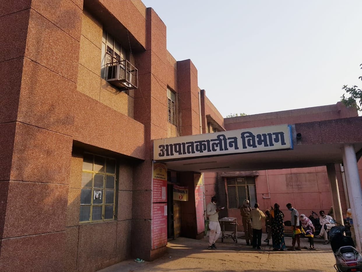 Senior doctors do not reach in emergency, only juniors are providing services