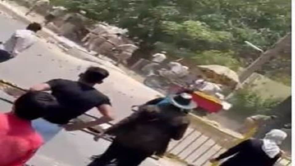 Agnipath Scheme Ruckus stone pelting and arson in Mathura CO Mahavan injured police fired and 35 arrested