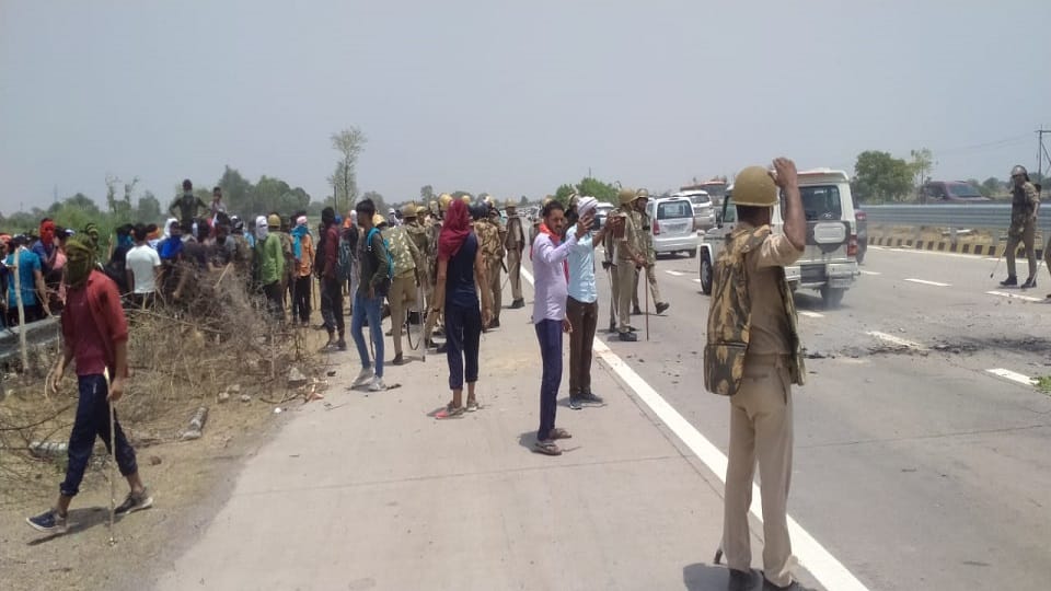 Agnipath Scheme Ruckus stone pelting and arson in Mathura CO Mahavan injured police fired and 35 arrested