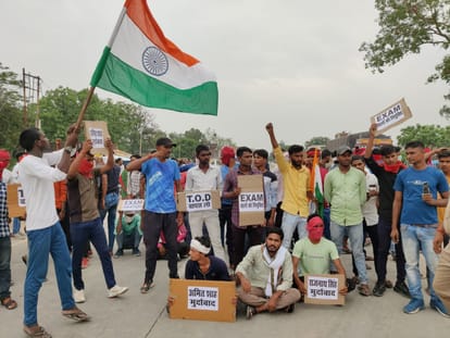 Agneepath Protest angry students pelted stones on moving Roadways bus in Mau many passengers injured