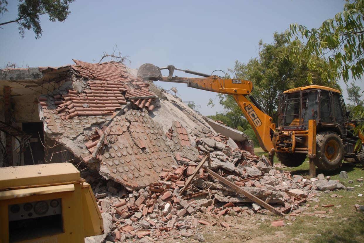 Three club houses and two farm houses built on a land of 52 crores demolished