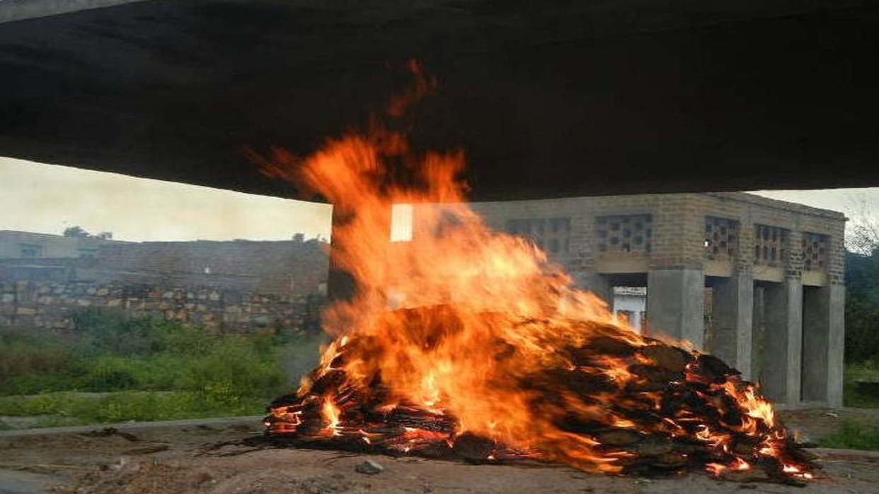 After identifying unknown dead in the accident relatives performed last rites