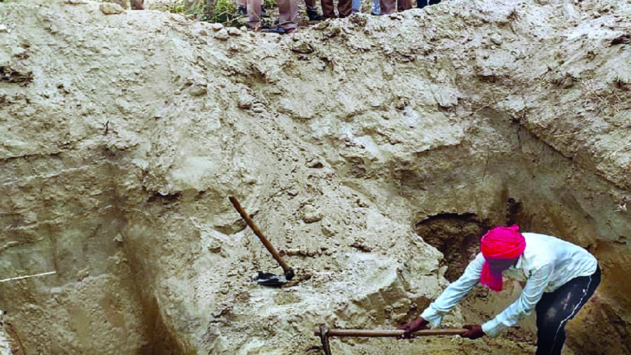 Pratapgarh: After 11 months on the orders of the court, the body was exhumed by digging the grave