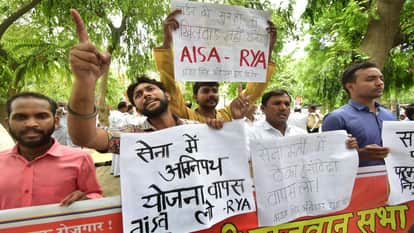 Prayagraj News :  अग्निपथ योजना के विरोध में प्रदर्शन करते छात्र।