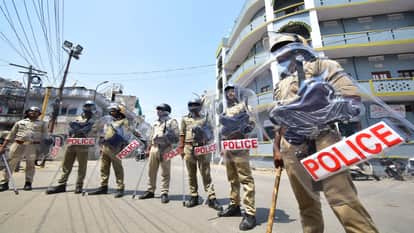 Prayagraj News : तैनात पुलिस फोर्स।