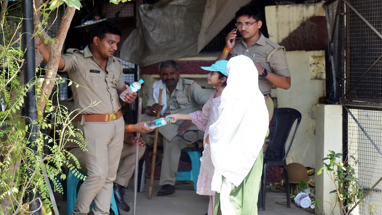 prayagraj violence: Halima and Sara distributed water to policemen