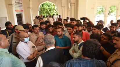 Allahabad University: Opposition to LLB examination, uproar over examination controller's office