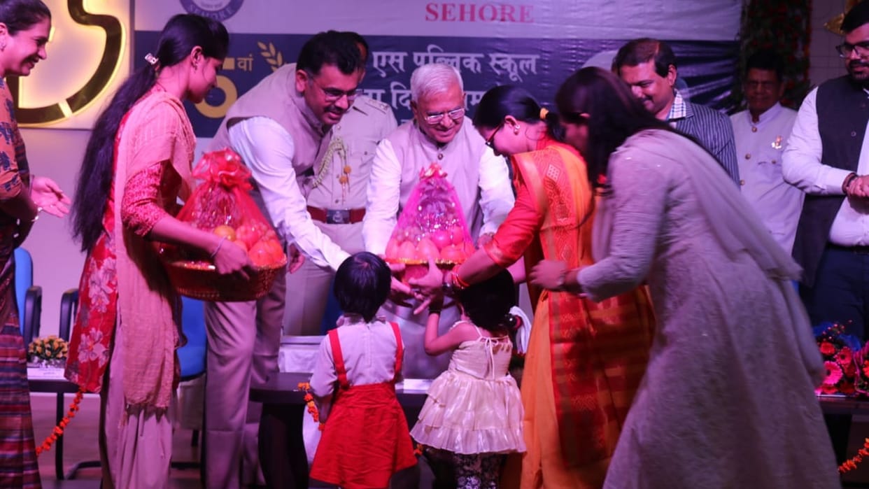 Sehore: Governor attended the foundation day program of IES Public School, said - provide sanskars to the children