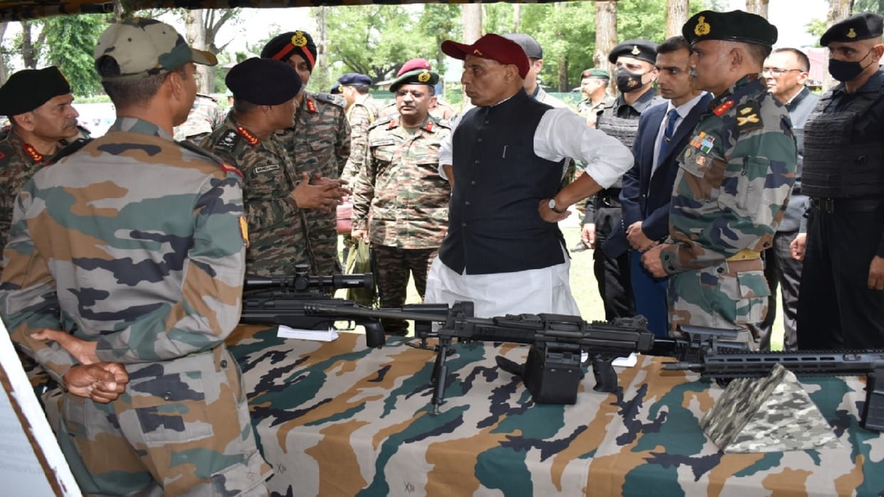 Defense Minister Rajnath Singh reaches forward posts of Baramulla, meets soldiers