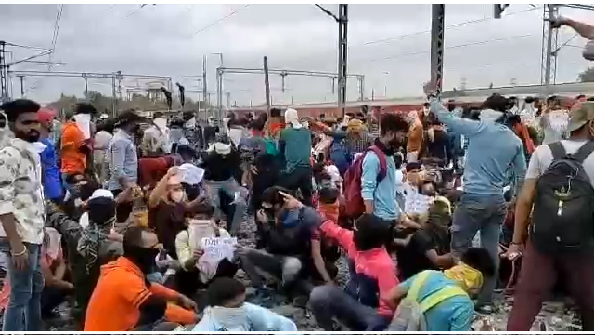 Agneepath Protest: Agneepath protested in Indore, youth stopped train, police used force