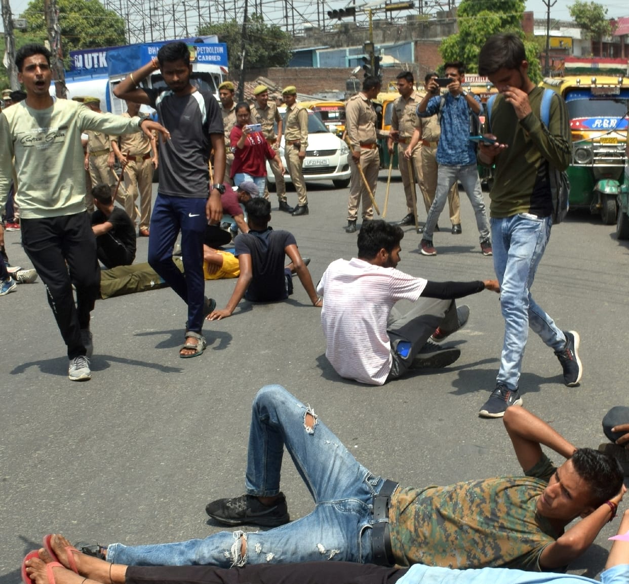 youth on road against agnipath scheme