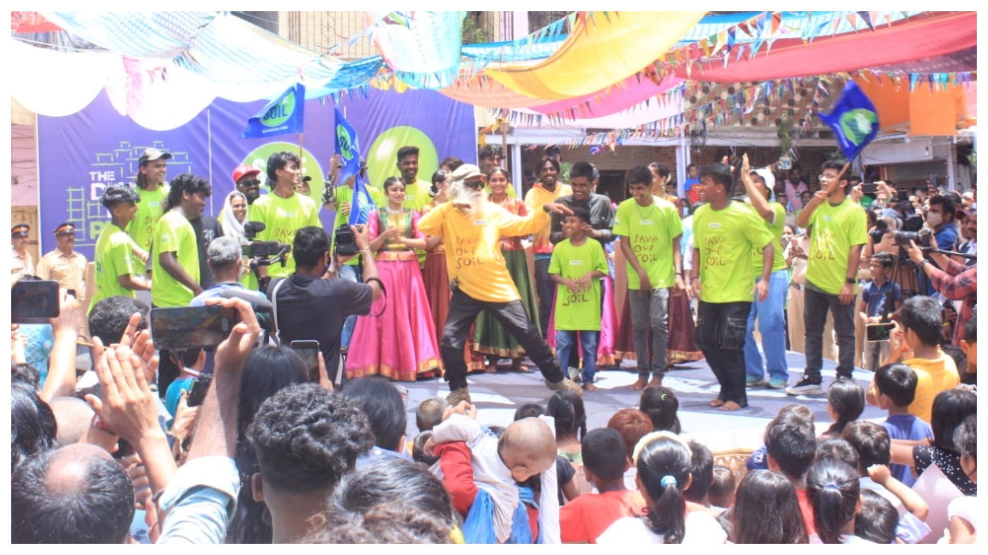 Asia largest school of hip hop The Dharavi Dream Project welcomed Sadhguru he reached there as part of his Save Soil campaign