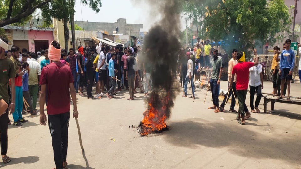 protest against agneepath scheme six buses and police posts burnt in aligarh protesters created chaos for hours in tappal and jattari