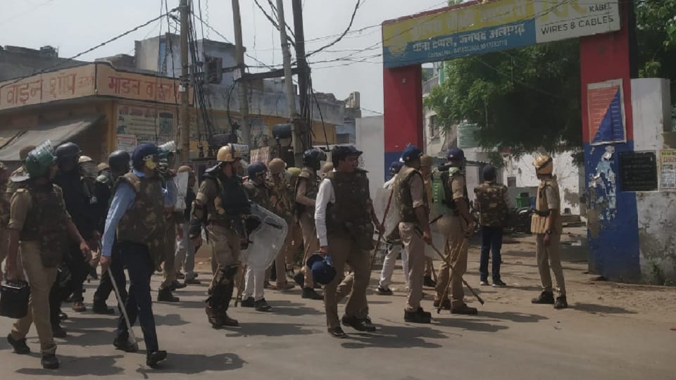 protest against agneepath scheme six buses and police posts burnt in aligarh protesters created chaos for hours in tappal and jattari