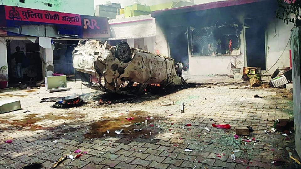 protest against agneepath scheme six buses and police posts burnt in aligarh protesters created chaos for hours in tappal and jattari