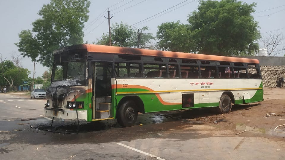protest against agneepath scheme six buses and police posts burnt in aligarh protesters created chaos for hours in tappal and jattari