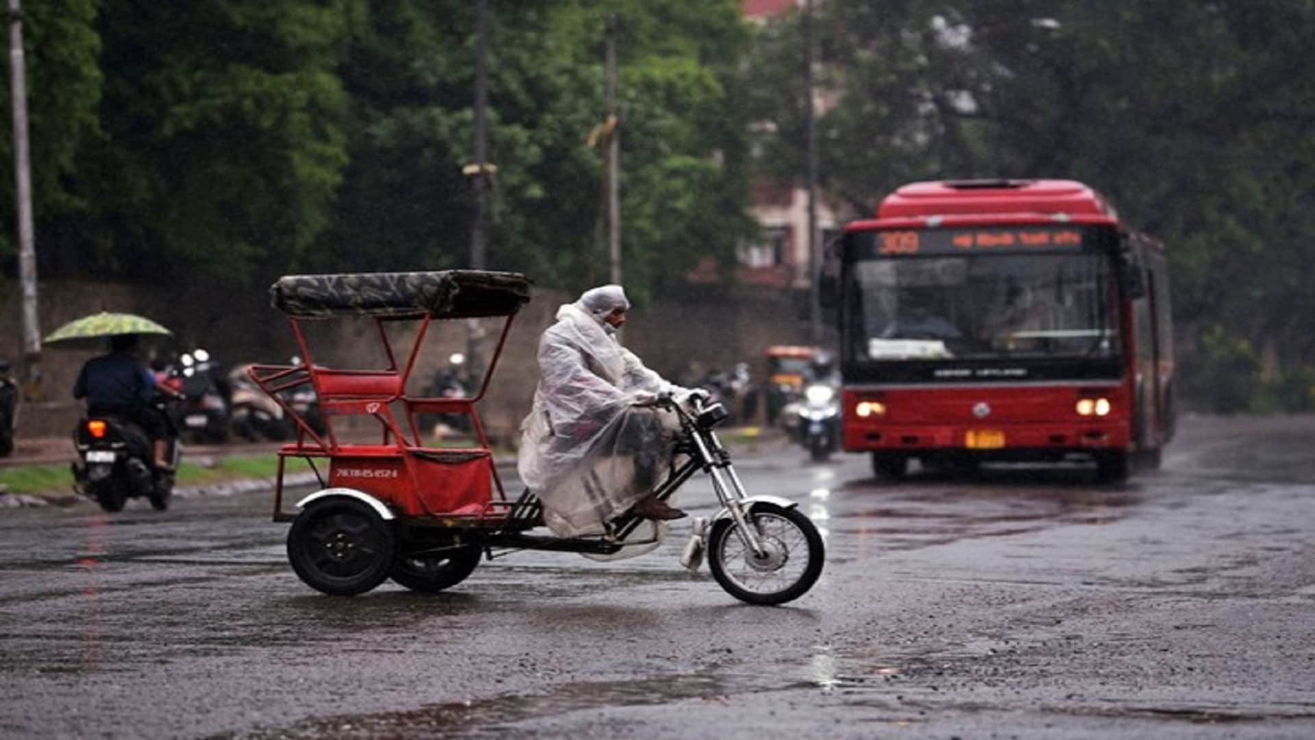 delhi weather forecast light to moderate rain likely in many areas in delhi on friday