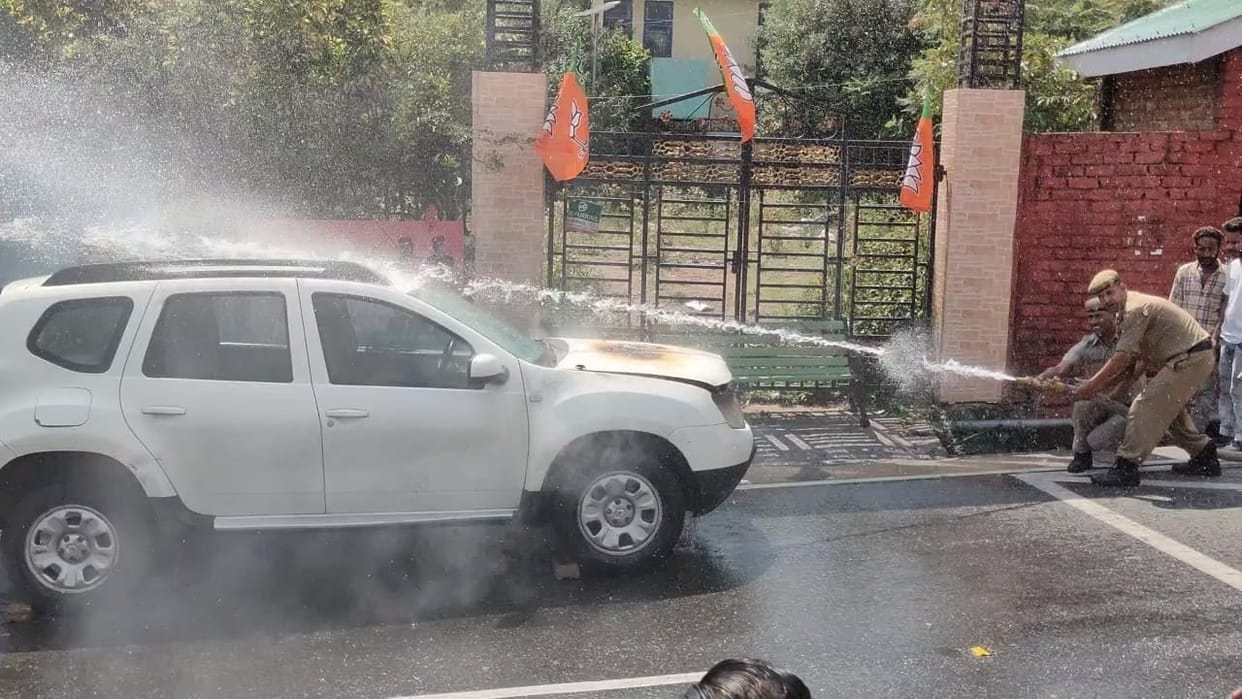 Fire breaks out in duster car of tourists in Dharamsala