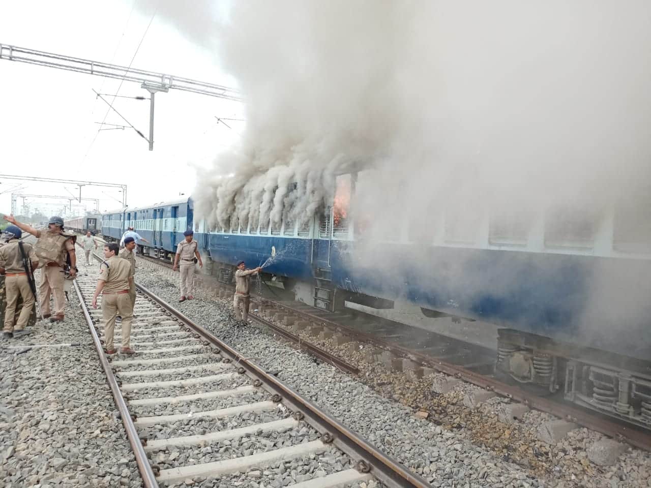 Agneepath Scheme Protest More Ruckus in UP, Bihar and Rajasthan Know Reasons Behind it Latest News in Hindi