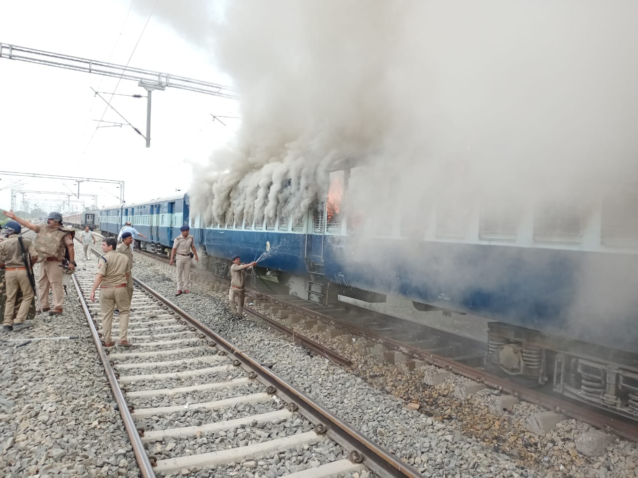 Agneepath Scheme Protest More Ruckus in UP, Bihar and Rajasthan Know Reasons Behind it Latest News in Hindi