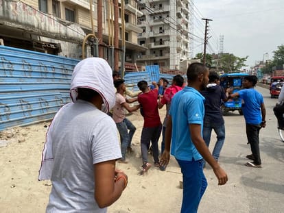 Agnipath Yojana Youth protests started at Varanasi purvanchal  roads leading to Army Recruitment Office sealed