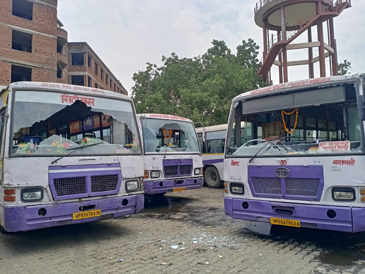 Agnipath Protest in varanasi Damaged roadways buses awaiting repair loss of Rs 52 lakh in four days