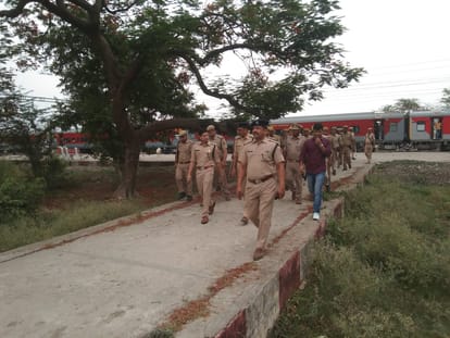 Agneepath Protest angry students pelted stones on moving Roadways bus in Mau many passengers injured