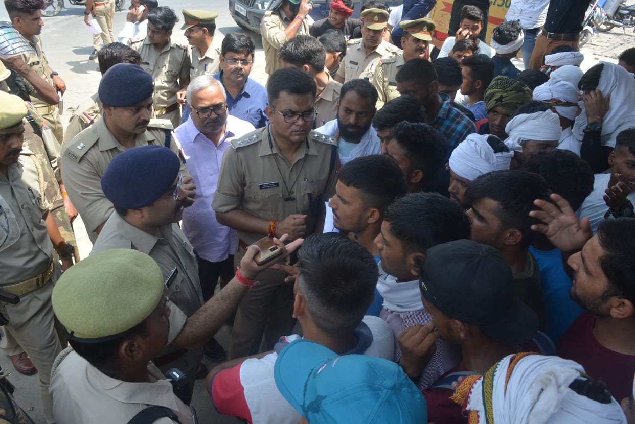 Ruckus on Agneepath, jam-fiery demonstration at many places in the district