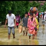 असम में बाढ़ से हाहाकार