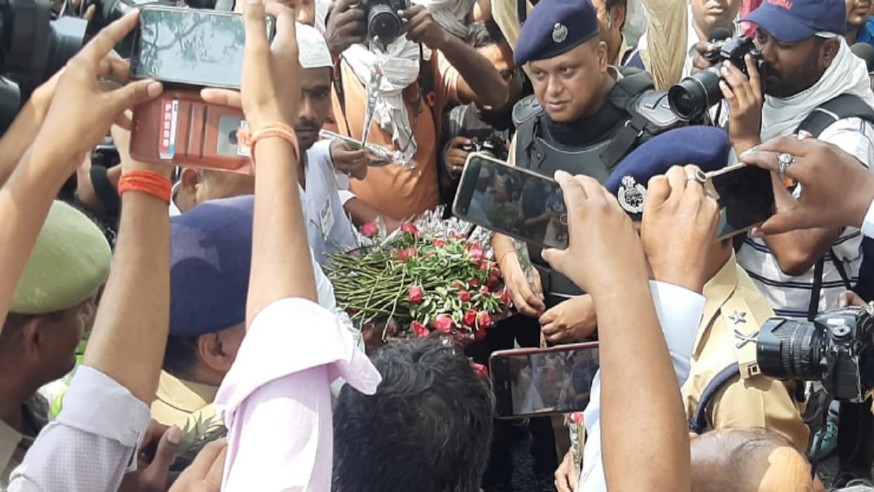 Namazis distributed flowers to the police, said - thank you in lucknow