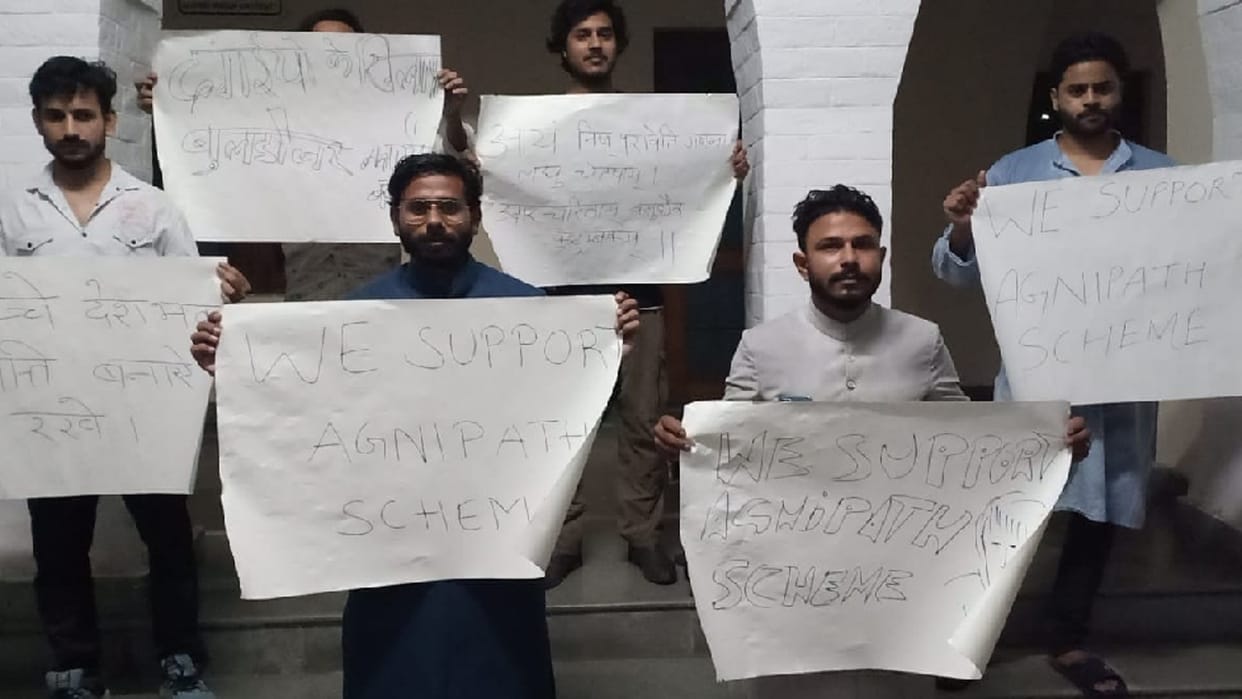 AMU students came out in support of Agneepath scheme, announced with slogans