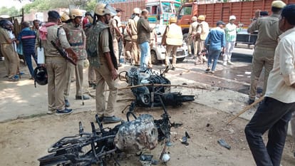 Agneepath Protest Heavy uproar in Jaunpur today bus and jeep burnt  many policemen injured in stone pelting