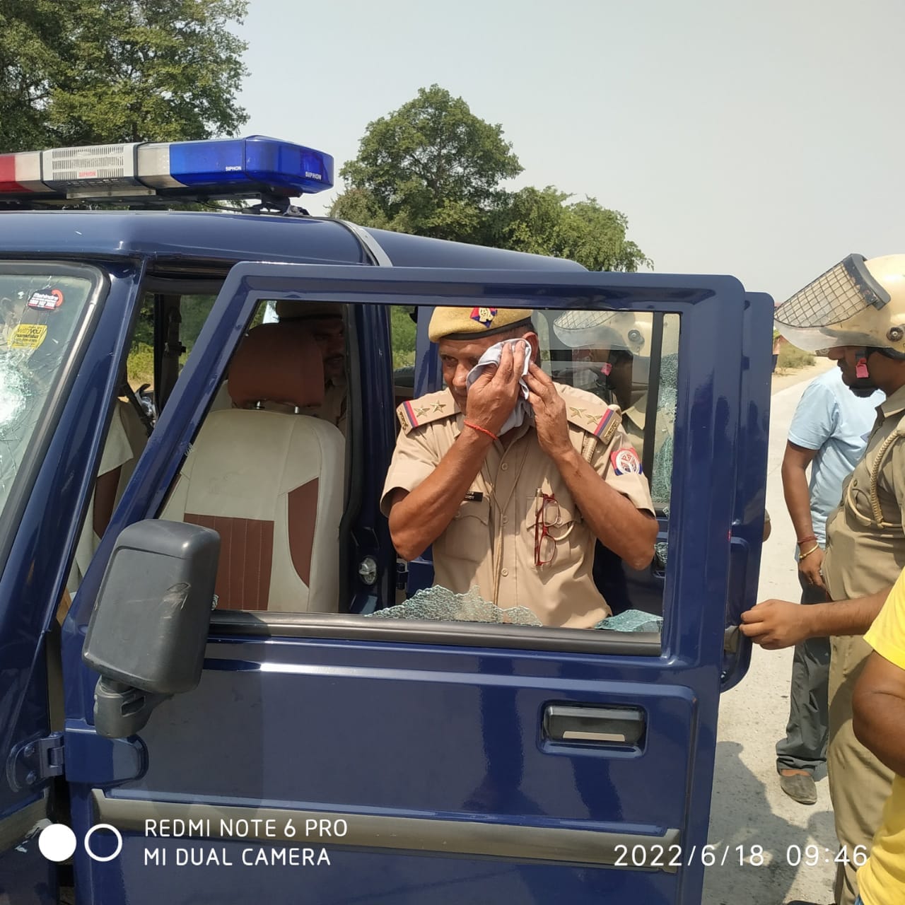 Agnipath Protest in jaunpur violence police were helpless in front of furious crowd see unseen pictures of violent demonstration