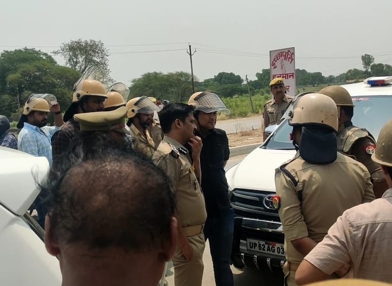 Agnipath Protest in jaunpur violence police were helpless in front of furious crowd see unseen pictures of violent demonstration