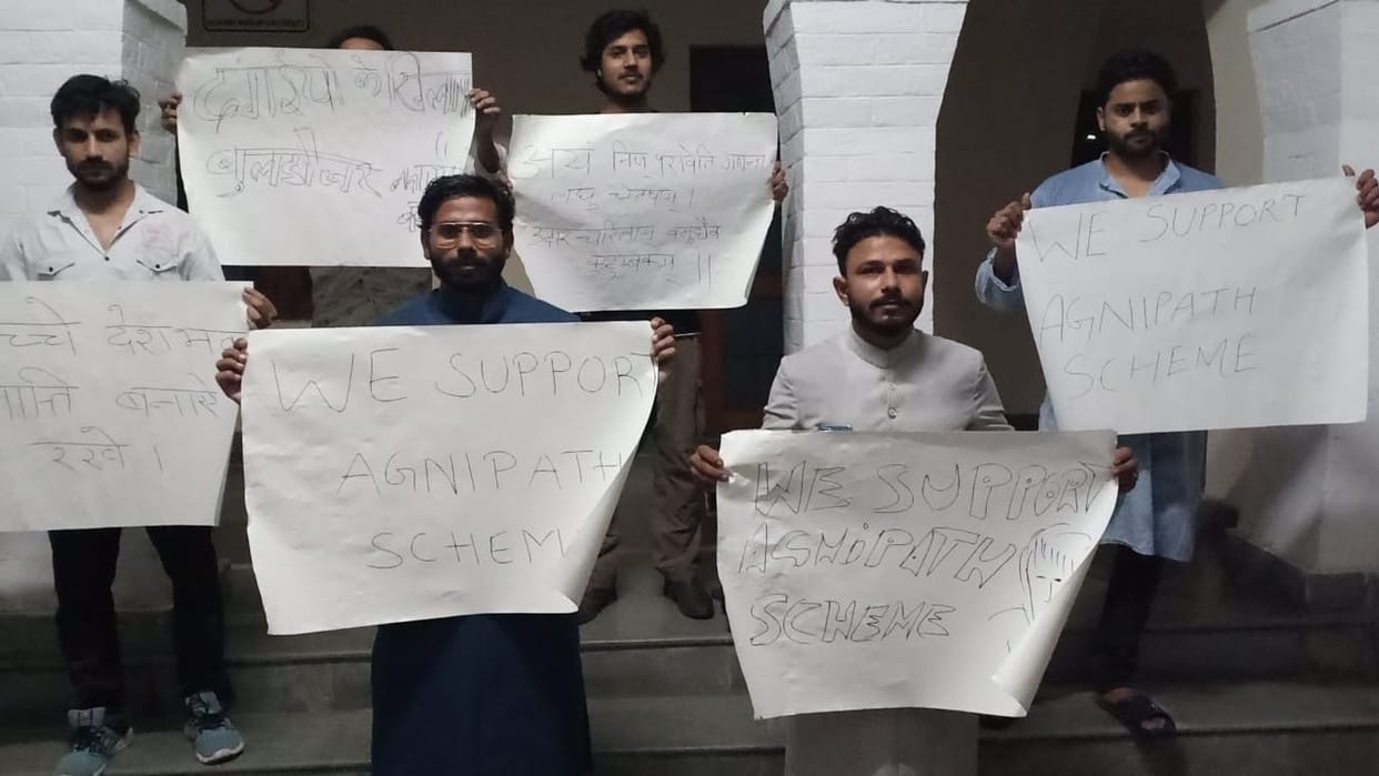AMU students in support of Agneepath scheme