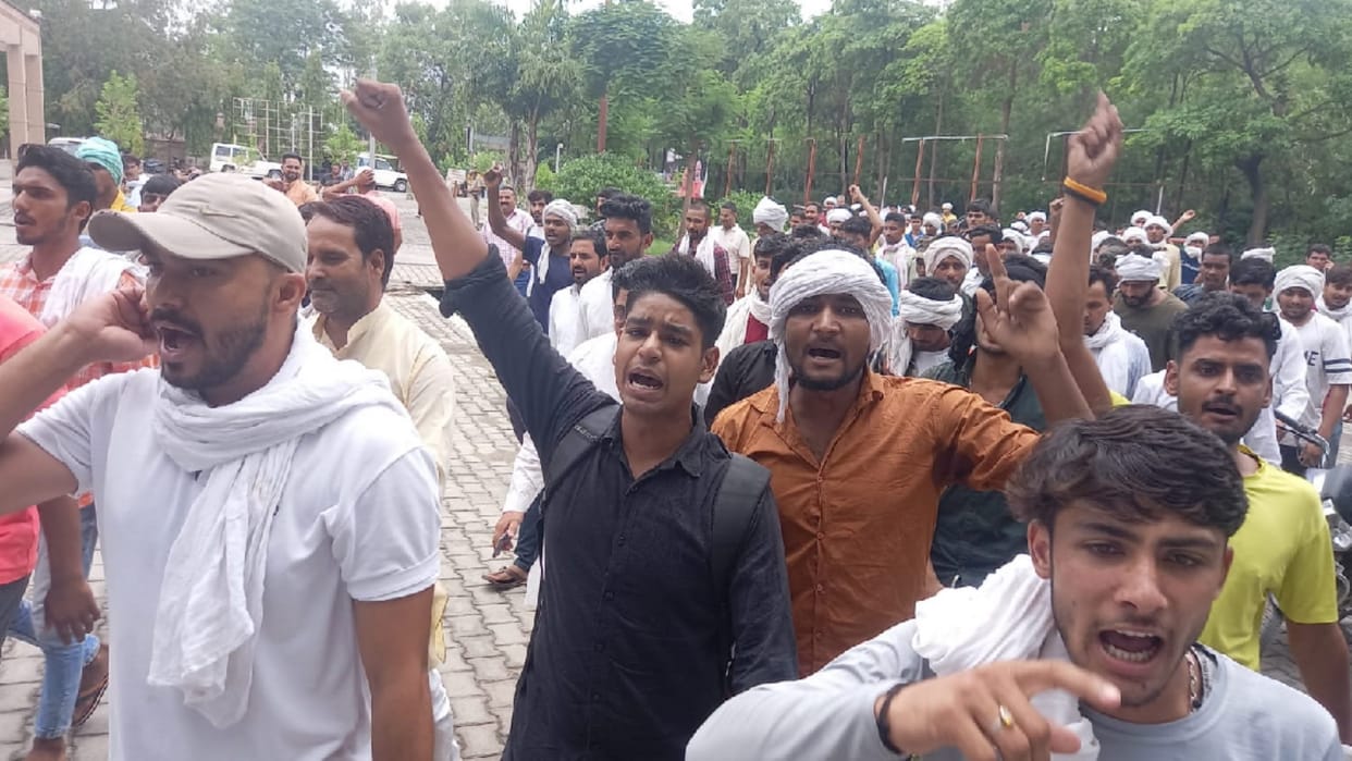 Agnipath Scheme: Uproar in the Collectorate against Agnipath in Baghpat, four youths in custody for posting provocative posts