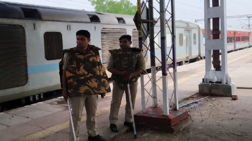 Agneepath Scheme Effect Two Trains Cancelled Due To Protest Says Railways News In Hindi