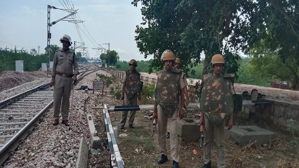 Agnipath Scheme Protest Alert in Agra youths who came to Kirawali were chased police siege from city to the rural areas