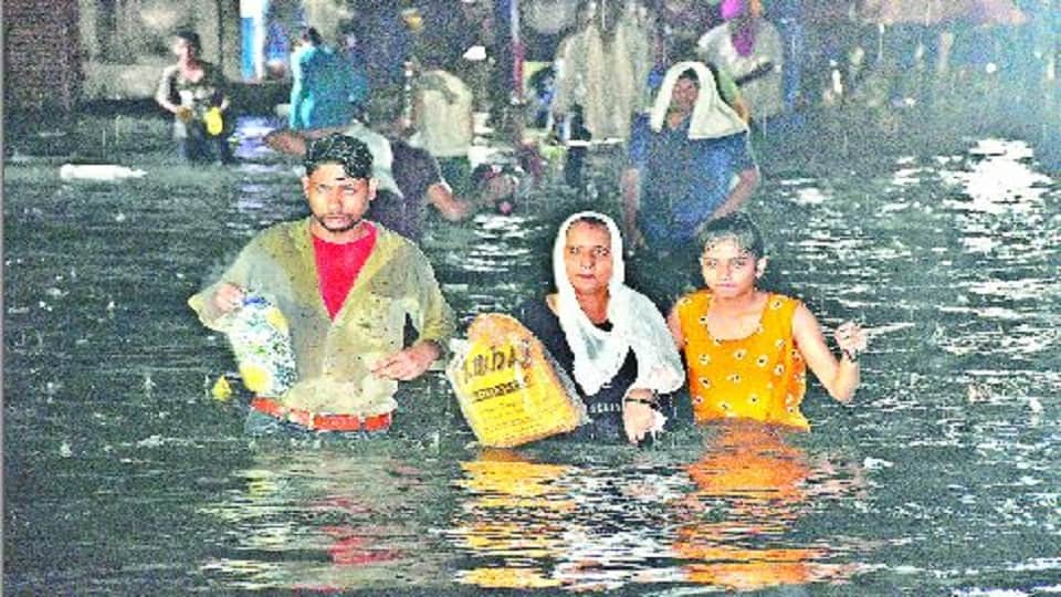 Agra Weather News heavy rain Fall Roads became rivers water entered houses and shops